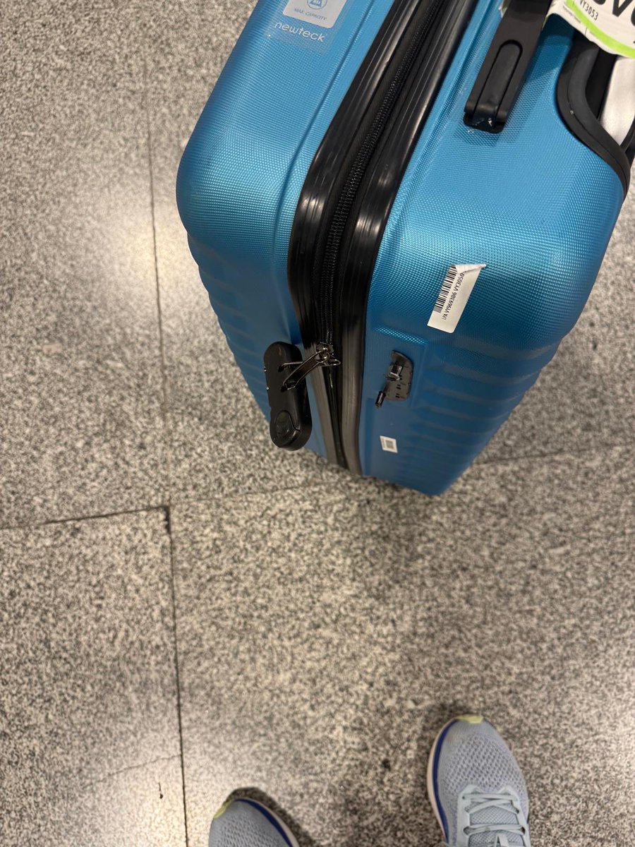RocioVazRom93's tweet photo. @vueling ¿Para esto pago? Daños en equipaje facturado.
Vuelo: VY3053 26/07/2026 LPA-SVQ 
Estado al recibirla: cremallera rota, candado forzado, tirador bloqueado. En mostrador SVQ se negaron a hacer PIR, solo web. Solicito reparación/sustitución/indemnización urgente.Adjunto foto https://t.co/kCjSj3Td7F
