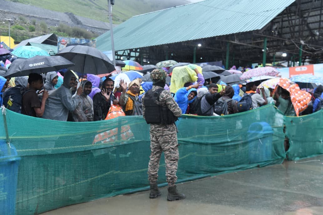 crpfindia's tweet photo. Round the clock, through harsh weather, CRPF personnel and other SFs are securing roads, laterals, and high ridges to ensure a safe journey for Shri #AmarnathYatra pilgrims.

#NationFirst
#Vandematram150 
#MissionNaxalMuktBharat2026
#ShriAmarnathYatra2026 
@gpsinghips
@crpf_j
@crpf_srinagar
@KOSCRPF
@jammusector