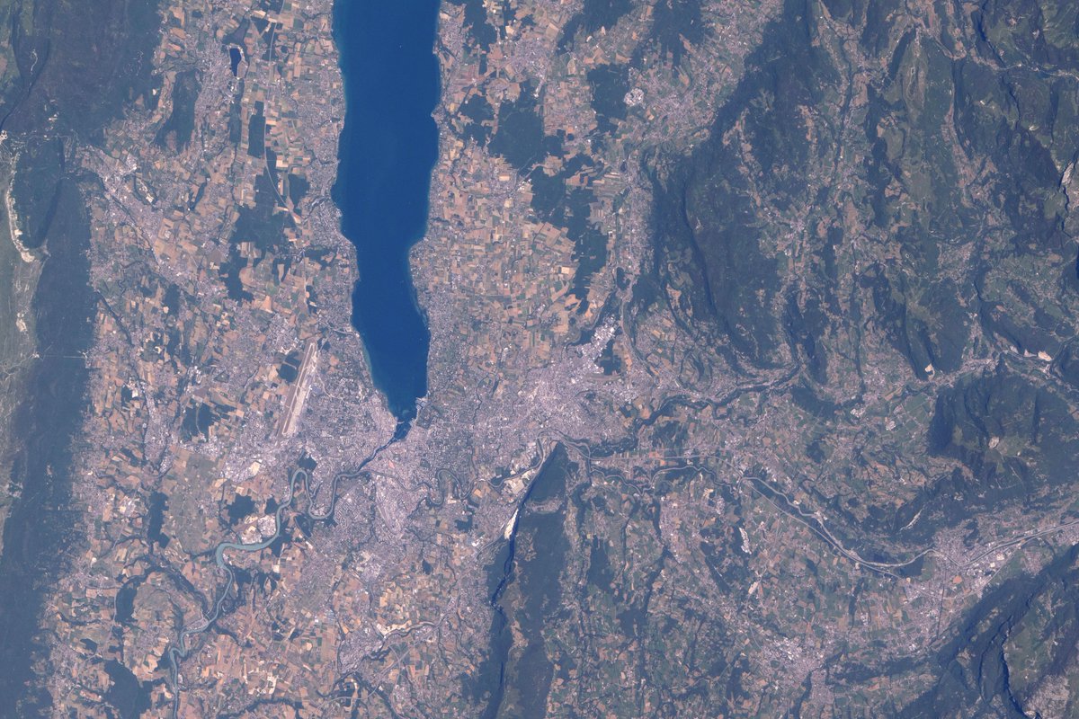 Soph_astro's tweet photo. Day 164, orbit 2543 — From space, Geneva appears as a meeting point between the blue waters of Lake Geneva and the surrounding mountains. @CERN  is visible from orbit with 800mm lense, this extraordinary scientific endeavour brings together researchers from around the world to explore the infinitely small and help answer some of the biggest questions about our Universe.

📸 @ESA / @NASA – S. Adenot

#εpsilon • @Space_Station • @NASAJohnson •