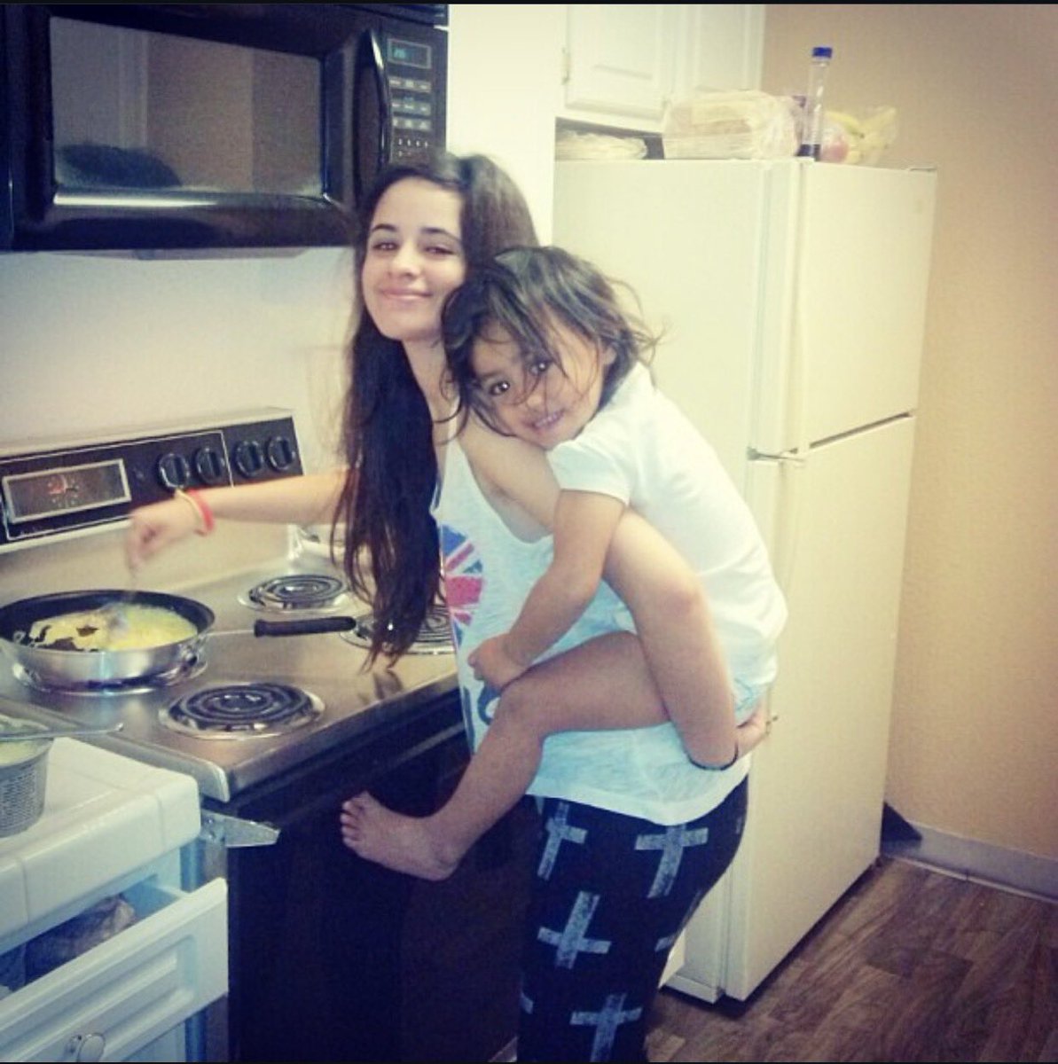 jaureguiszv's tweet photo. a irmã da dinah com a camila mds eu vou chorar 😭 https://t.co/7azWt3tQ37