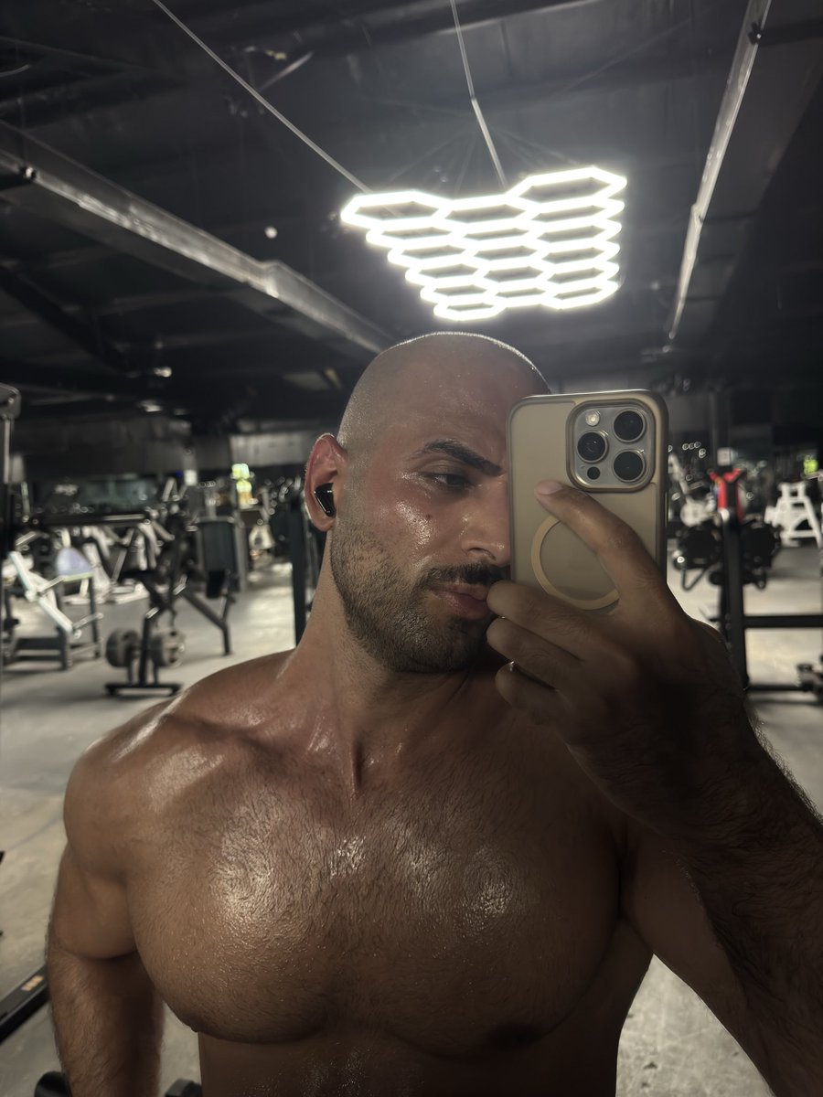 Ravyrxof's tweet photo. This sweat isn’t going to lick itself…any volunteers ? https://t.co/QyKo0xdC91