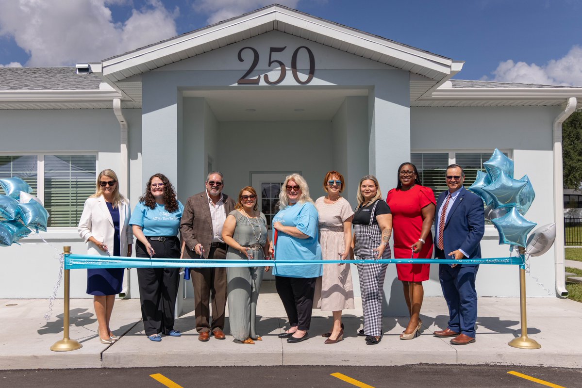 Spectrum_Gov's tweet photo. We’re narrowing the digital divide in the communities we serve with more than just reliable connectivity. As part of Spectrum’s Beyond the Build Tour, we presented a $15,000 grant to @OsceolaCOA for its Buen Vecino Digital Learning Lab, located within a new affordable housing community made possible through a multimillion-dollar partnership that includes the U.S. Department of Housing & Urban Development, @OsceolaCountyFl, and @CityofKissimmee. Thank you to Osceola County, @CommishBooth, and State Rep. @erikaboothFL for joining us.