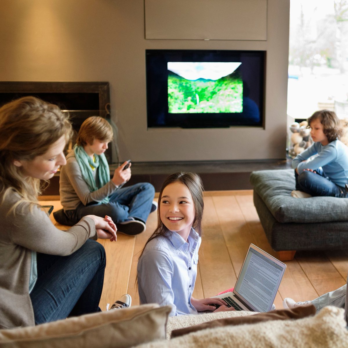 NetgearFrance's tweet photo. 🏖️ La 2è semaine de vacances est souvent le vrai test pour le WiFi. Plus de temps à la maison, plus d'écrans, plus d'appareils connectés … Le réseau est sollicité toute la journée. Avec Orbi, profitez d'une connexion rapide et stable, même lorsque toute la famille est en ligne https://t.co/vGvayPeKHH