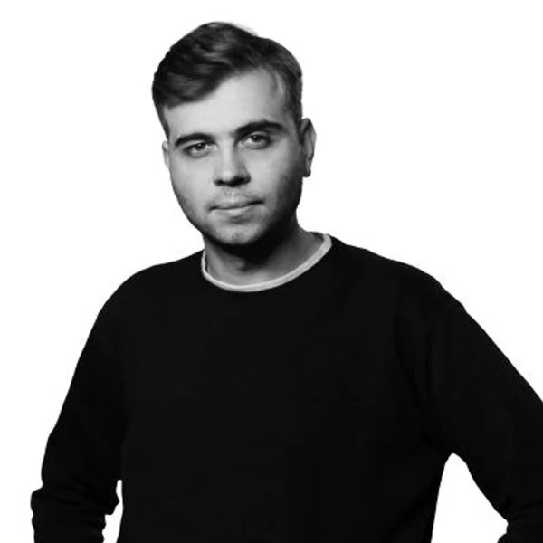 5channel's tweet photo. 🚨Поліція у Києві затримала журналіста hromadske Євгенія Шульгата, який висвітлював корупцію у правоохоронних органах. 

Формальною підставою стало "порушення правил військового обліку", хоча, як пише видання, з документами проблем не було. 

До того ж під час затримання поліціянти застосувала силу, однак їх взагалі не цікавив водій таксі, у якому їхав Євгеній.

Редакція hromadske припускає, що затримання було цілеспрямованим.