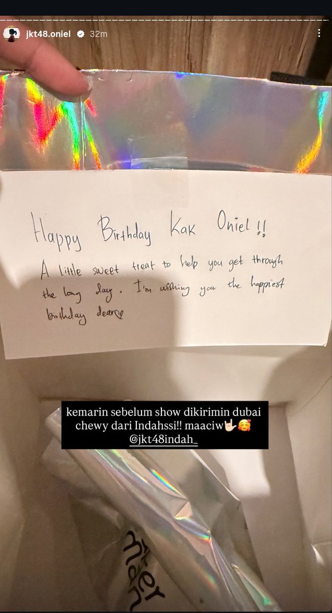 gigihprytn's tweet photo. Ini sih jatuhnya dua teman yang saling menjaga. Mungkin awalnya pairing Indah Oniel ini diinisiasi sama fans. Seiring berjalannya waktu, dengan jejak digital yang sebanyak itu, gw ngelihatnya temenannya mereka jadi lebih deep. Ada banyak persamaan antara mereka: sama² jadi aidoru, sama² udah lulus kuliah, dan sama² bentar lagi menghadapi quarter life of crisis.

Terus, siapa juga yang ga senang ngobrol ama Indah yang seattractive dan talkative itu. Kalau Indah lagi nyimak, tatapan matanya bisa sedalam itu. Oniel pun gitu, dia jadi salah satu member yang paling easy going yang gw tau. Dia bisa dengan mudah beradaptasi dan klik dengan senior dan junior di generasi mana pun, kecuali Nala 😹🫵