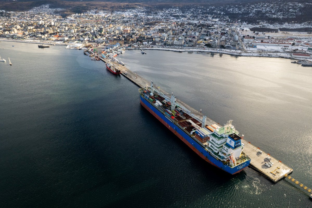 gustavomelella's tweet photo. Este lunes arribó al Puerto de Ushuaia el buque que transporta el equipamiento principal para la nueva usina.

Detrás de este momento hay mucho trabajo, planificación y coordinación entre organismos, empresas y trabajadores que hicieron posible cada etapa del operativo. https://t.co/fR6dhc8uM0