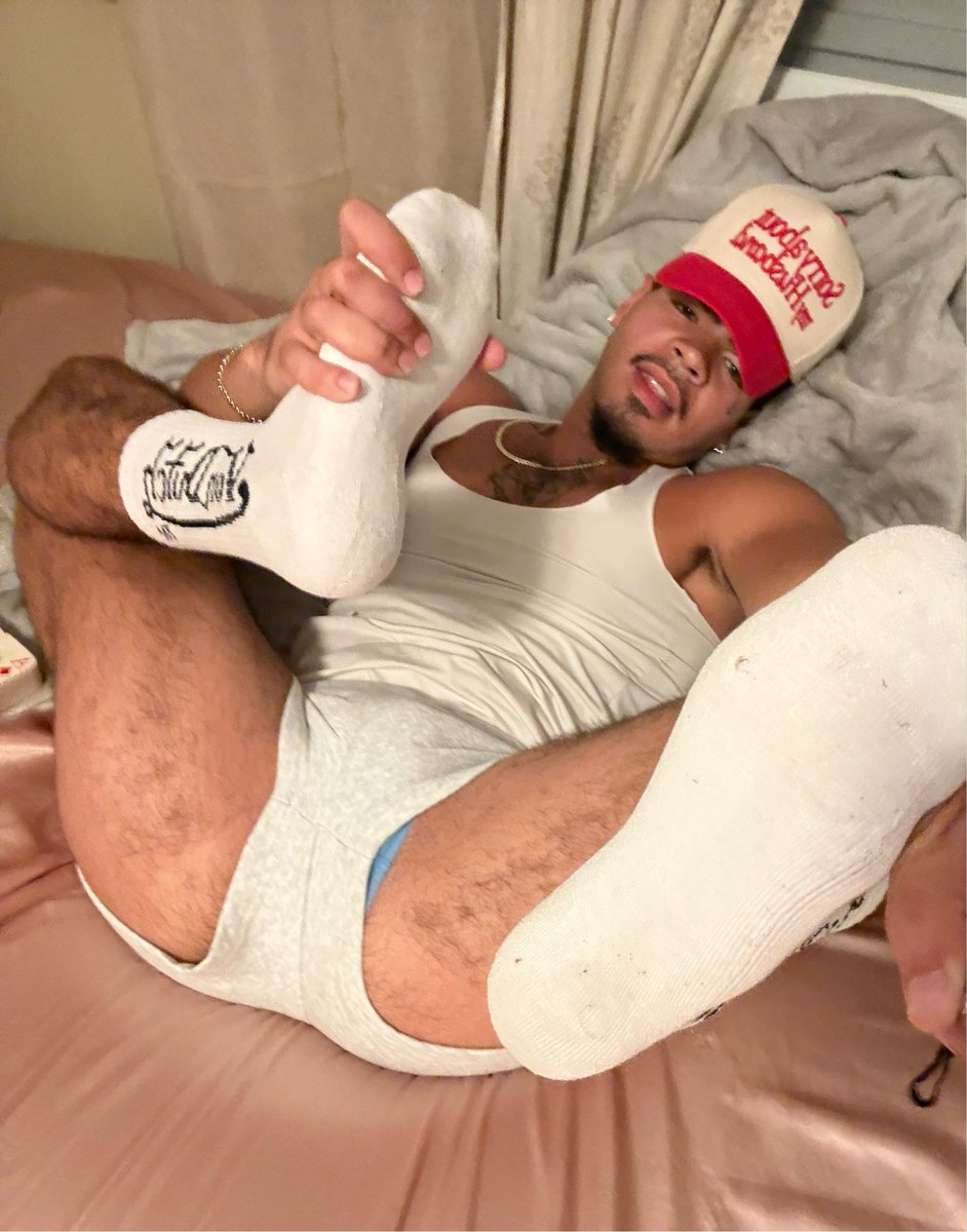 cesarfuentes775's tweet photo. Can you smell my feet first? 🙇🏼🙇🏼 https://t.co/SCOFrsGL3R