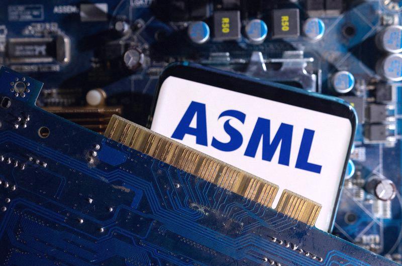 happyume219's tweet photo. 米国の半導体株が下落中📉 ASMLやAMAT、LRCX、KLACも影響受けてるみたい。中国がDUV技術でブレイクスルーしたっていう報告が原因らしい😅 https://t.co/3vV10ACslu