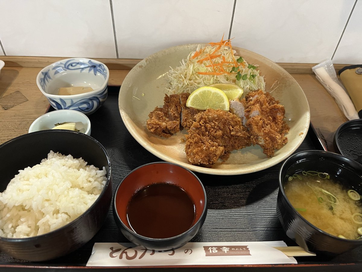 g204590cc's tweet photo. 暑い日はトンカツ！

#とんかつの信幸 https://t.co/KpEqn39qAN