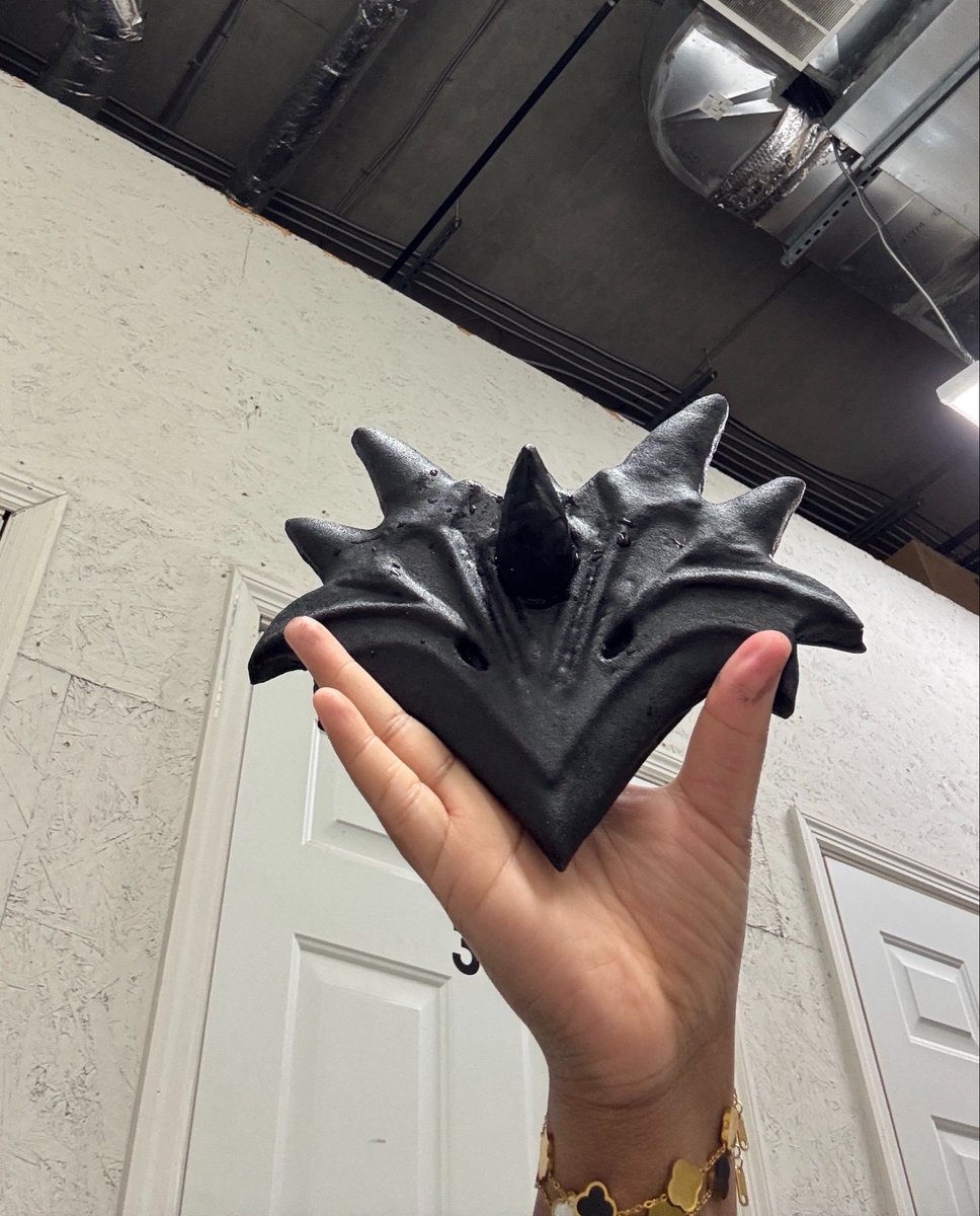 MissMintyTTV's tweet photo. This is the only preview I can show but just know the cosplay is coming along! 
Made with materials generously funded by the ppl that support me!! 🥰🙌🏾 https://t.co/4CNcuMcydU