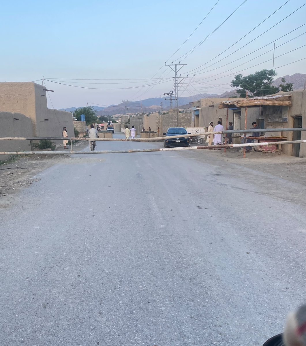 north_ptm's tweet photo. په شمالي وزیرستان د محمدخېلو په سیمه کې پوځیانو اصلي سړک (مین روډ) تړلی، چې له امله یې د سیمې خلک د سختو ستونزو سره مخ دي. د سړک د بندېدو له کبله ناروغان، زده‌کوونکي، سوداګر او عام خلک د تګ راتګ اسانتیا نه لري او ورځنی ژوند یې اغېزمن شوی دی.

همدارنګه د میرعلي 1/3 https://t.co/4J3A7BD7ID
