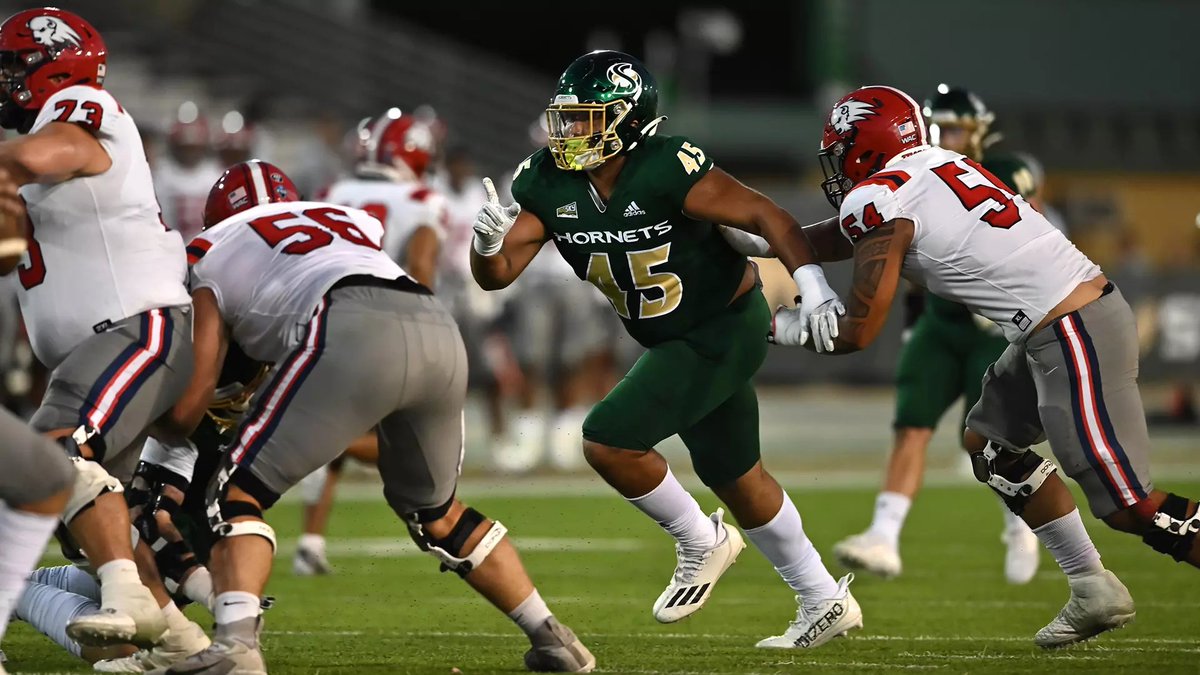 NCAAFNation247's tweet photo. ● DE Spotlight ●

Xavier Williams - Sacramento State

• Williams is a player #FBS fans need to learn about, you'll see his name often during weekday #MACTion games. In his career he has 50 Tackles, 8.5 Tackles for Loss, 6 Sacks and 1 Forced Fumble. https://t.co/vBlz0beTMg