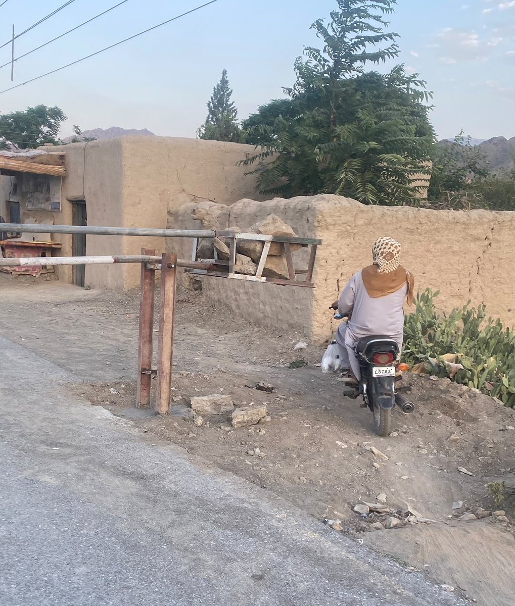 north_ptm's tweet photo. په شمالي وزیرستان د محمدخېلو په سیمه کې پوځیانو اصلي سړک (مین روډ) تړلی، چې له امله یې د سیمې خلک د سختو ستونزو سره مخ دي. د سړک د بندېدو له کبله ناروغان، زده‌کوونکي، سوداګر او عام خلک د تګ راتګ اسانتیا نه لري او ورځنی ژوند یې اغېزمن شوی دی.

همدارنګه د میرعلي 1/3 https://t.co/4J3A7BD7ID