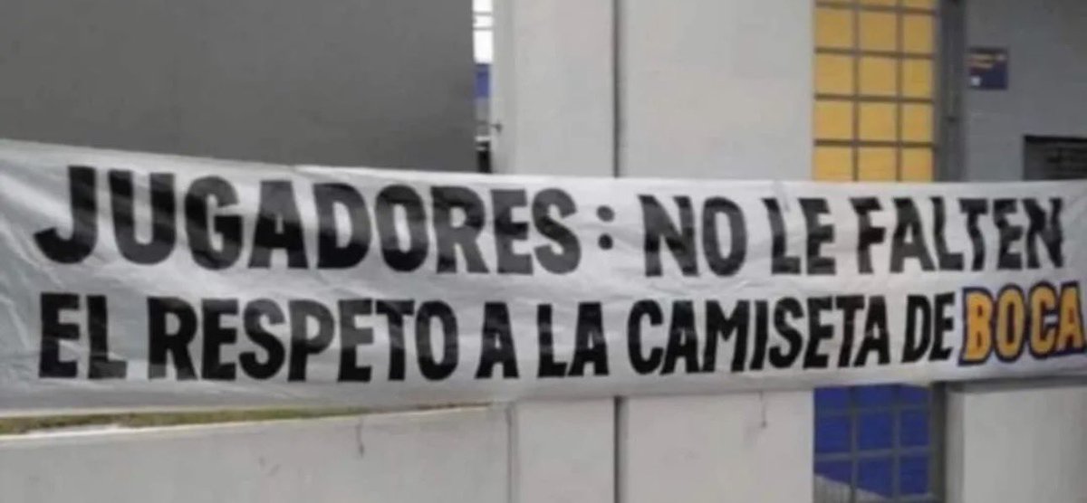 anicora12's tweet photo. Quizás sea tiempo de colgar una de estas de nuevo para modernizar la foto, agregarle dirigentes y estrenar la bonita puerta nueva. 
Riquelme ampliá la cancha ahora, ya, si vas a seguir con superávit porque los planteles que estas armando son una verga.
Se normalizó la derrota. https://t.co/cYfGYDv81i
