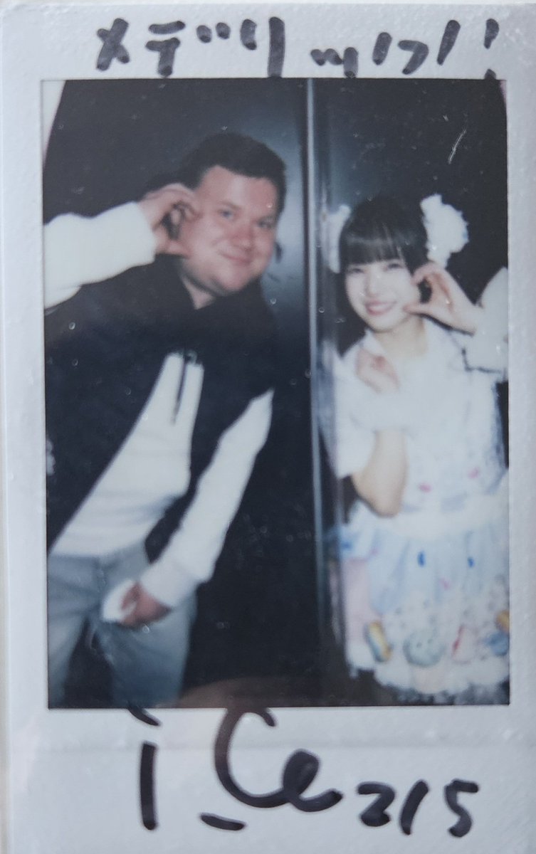 あいすとの最初のチェキのことを今でもよく覚えています。あれは生誕