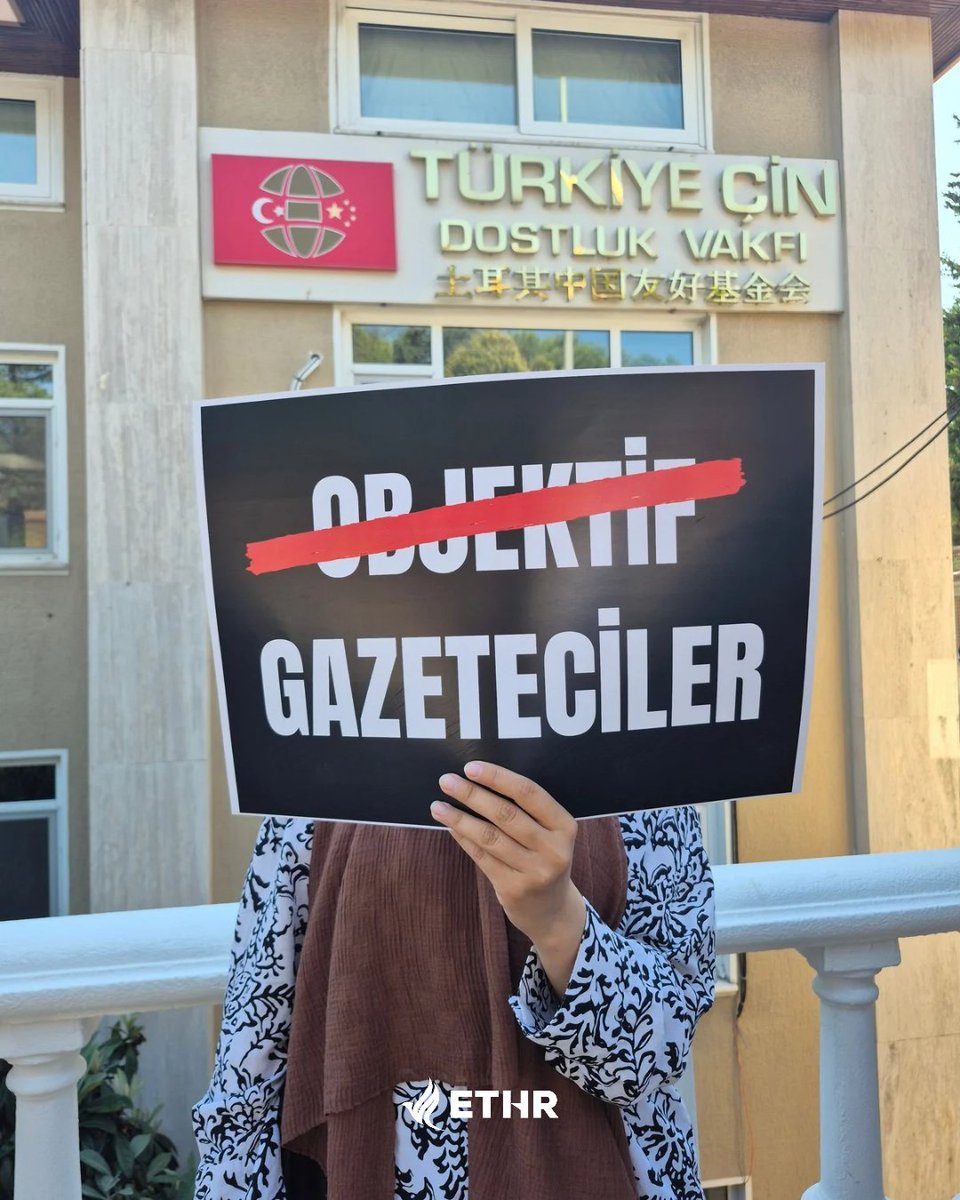 ethrworg's tweet photo. UDTSB, ETHR ve Özgürlük Platformu öncülüğünde Doğu Türkistan'da giden gazeteciler ve Türkiye Çin Dostluk Vakfı, söz konusu vakfın önünde protesto edildi. Protestoda yapılan basın açıklamasında gazetecilere ve söz konusu vakfa sert tepki gösterildi. Bu ziyaretin Doğu Türkistan'daki insan hakları ihlallerini perdelemek amacıyla düzenlenen bir "propaganda faaliyeti" olduğu söylendi.