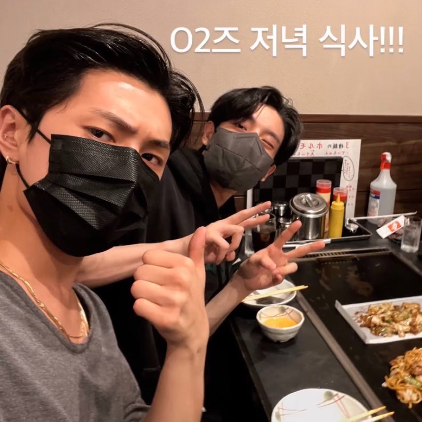 jakreamy's tweet photo. 투제이 밥먹을때 은근 옆자리메이트인거 아는사람 https://t.co/qikOZ3duJE