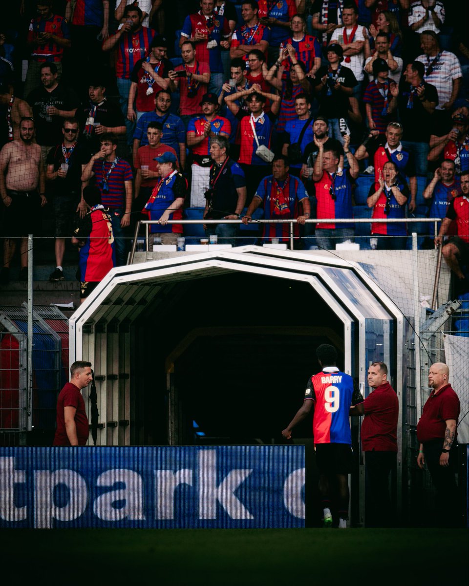 FCBasel1893's tweet photo. 𝑶𝒏 𝒕𝒉𝒊𝒔 𝒅𝒂𝒚, 𝒕𝒉𝒓𝒆𝒆 𝒚𝒆𝒂𝒓𝒔 𝒂𝒈𝒐...
 
📅 27. Juli 2023
🏆 UEFA Europa Conference League-Qualifikation
⚽️ vs. Tobol Kostanay
 
Heute vor drei Jahren war es so weit: Thierno Barry erzielte sein erstes Pflichtspieltor für unseren FCB.

In der 25. Minute brachte der junge Stürmer Rotblau mit 1:0 in Führung. Doch der Abend nahm später eine bittere Wendung: In der zweiten Halbzeit sah Barry eine kuriose Rote Karte und musste das Spielfeld vorzeitig verlassen.
 
Ein Spiel, das ihm wohl gleich doppelt in Erinnerung geblieben ist 🔴🔵

#rotblaulive #FCBasel1893 #AlliZämme #durchunddurch❤️💙