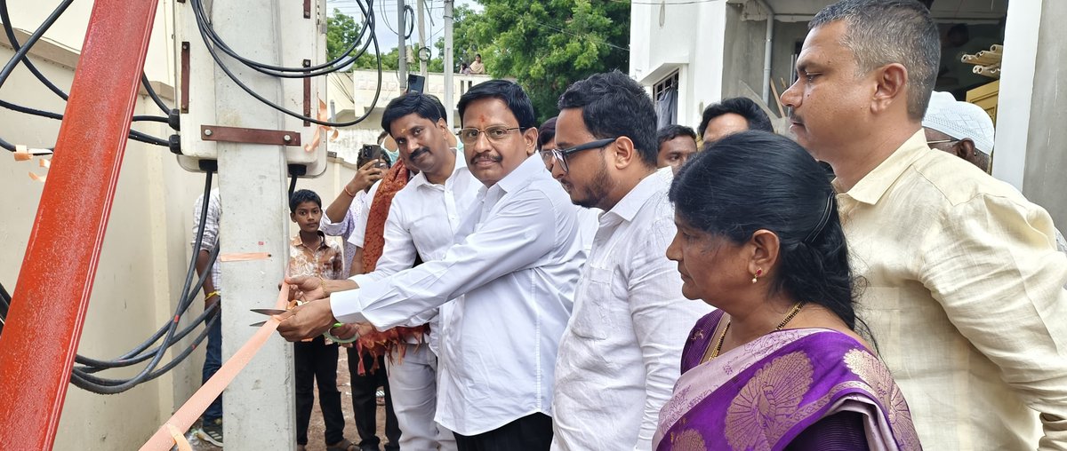 palamuru's tweet photo. పట్టణ ప్రజలను వేధిస్తున్న లో వోల్టేజ్ సమస్యలకు శాశ్వత పరిష్కారం దిశగా కీలక చర్యలు తీసుకుంటున్నట్లు  ఈ నేపథ్యంలో మహబూబ్ నగర్ నగరం, షాషాబ్ గుట్ట (47వ డివిజన్)లో  నూతనంగా ఏర్పాటు చేసిన ట్రాన్స్‌ఫార్మర్‌ను ఆయన ముఖ్య అతిథిగా హాజరై ప్రారంభించారు. https://t.co/6Hmidv8hQT
