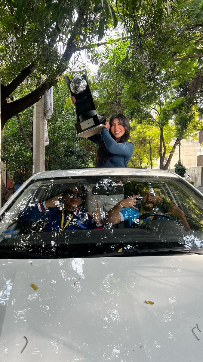 RebeCampa's tweet photo. POV: Tus mejores amigos ganan por primera vez con su equipo de fútbol. 🏆🩵 https://t.co/yA2tgHQ7Jp