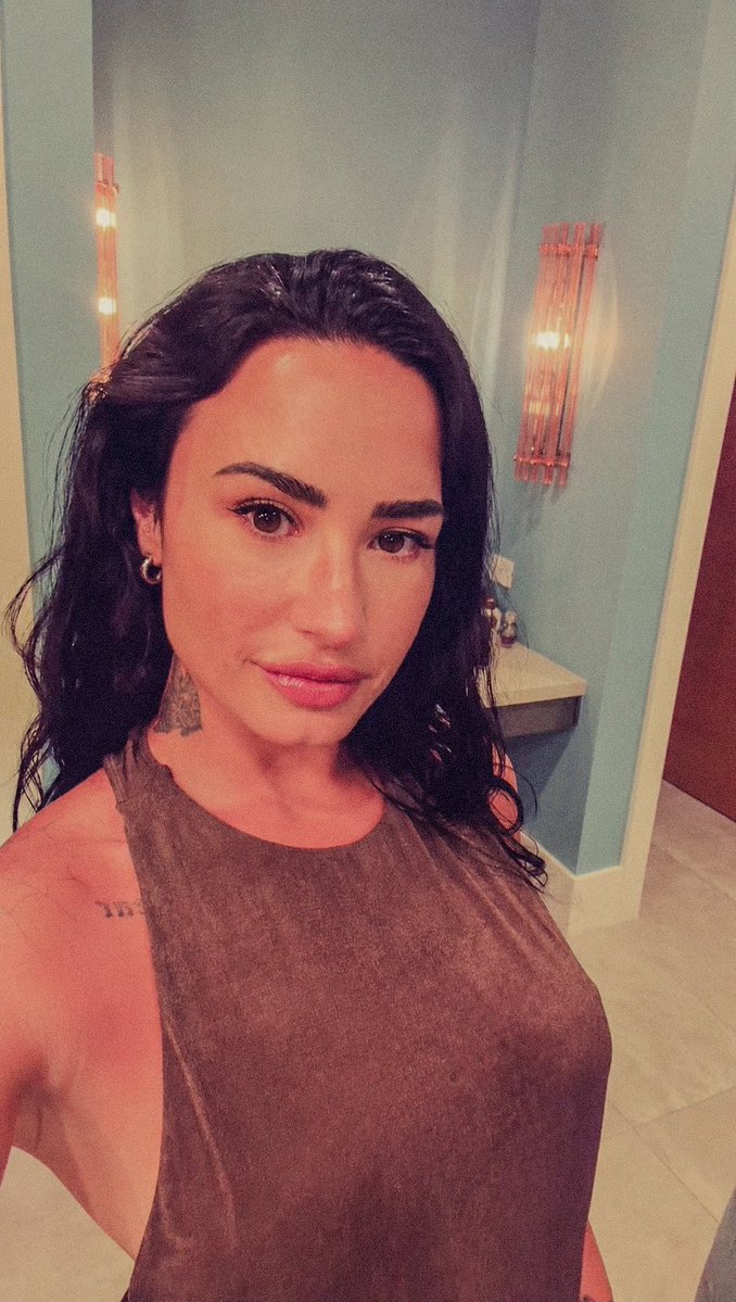 4demi4lovato's tweet photo. um rosto q encanta https://t.co/KaNEidH97H