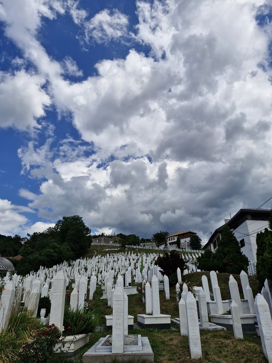 muhendss_'s tweet photo. Bir milletin özgürlüğü, bazen bir mezar taşında yazılıdır. 
Kovaçi Şehitliği, Bosna Hersek🇧🇦 https://t.co/KXVXb1hG7O