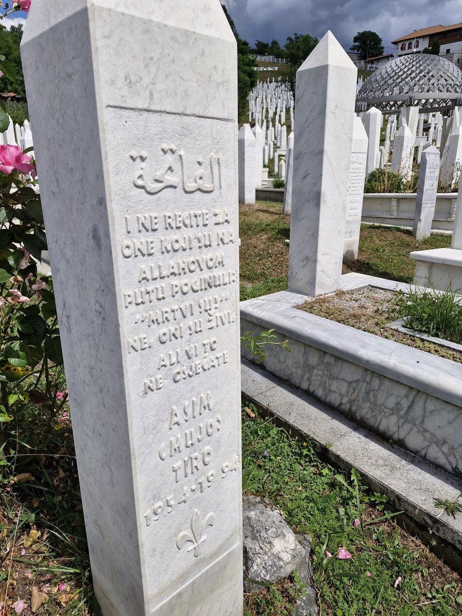 muhendss_'s tweet photo. Bir milletin özgürlüğü, bazen bir mezar taşında yazılıdır. 
Kovaçi Şehitliği, Bosna Hersek🇧🇦 https://t.co/KXVXb1hG7O