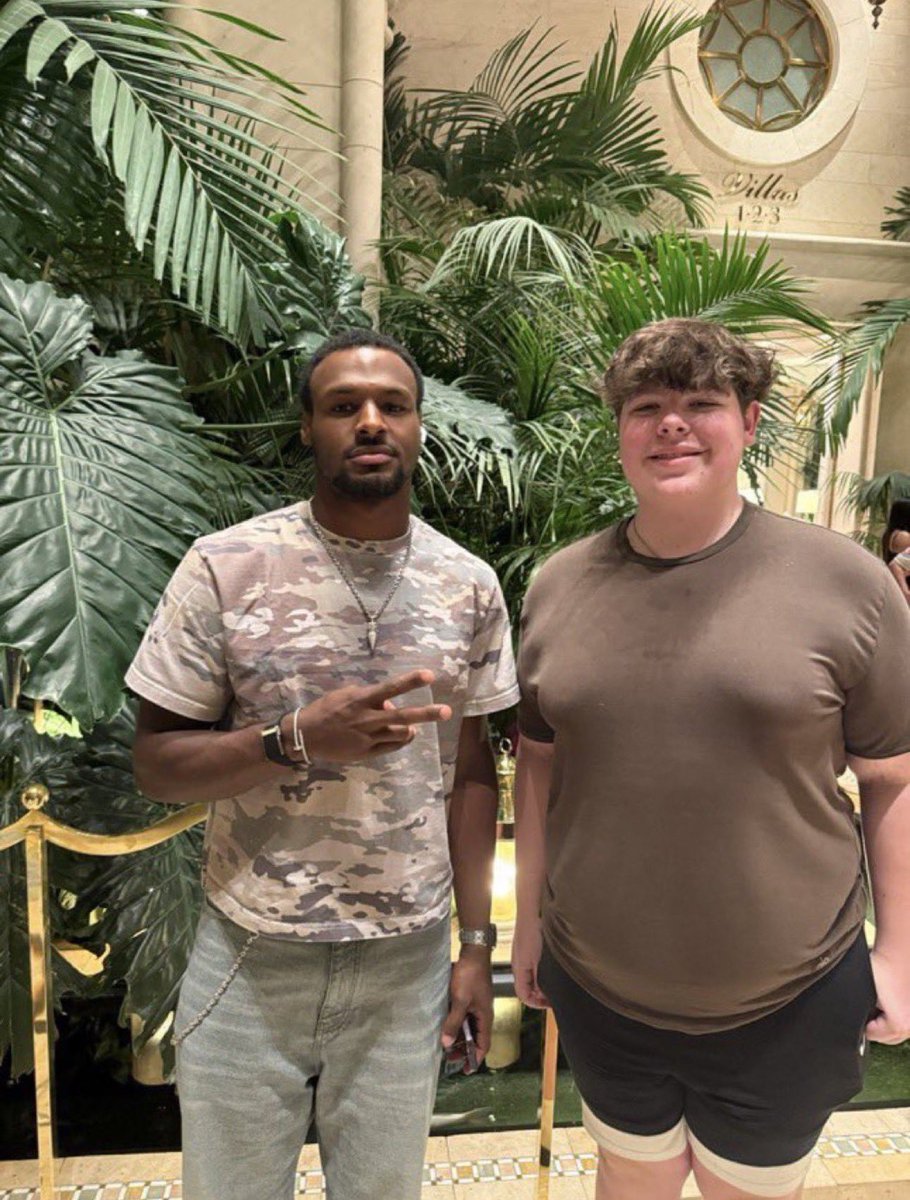 johnshotgunhere's tweet photo. OMG I just met BRONNY!!! https://t.co/McU4j4xFsU