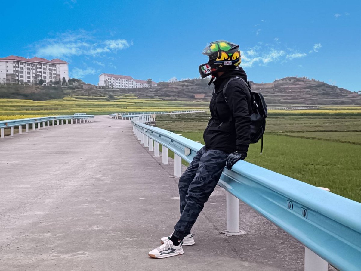 zaike568490's tweet photo. 周末骑上小电驴，沿着江边吹了半小时风，连风里都带了夏末的桂花香，治愈感拉满～ https://t.co/v0MzYhUEDb