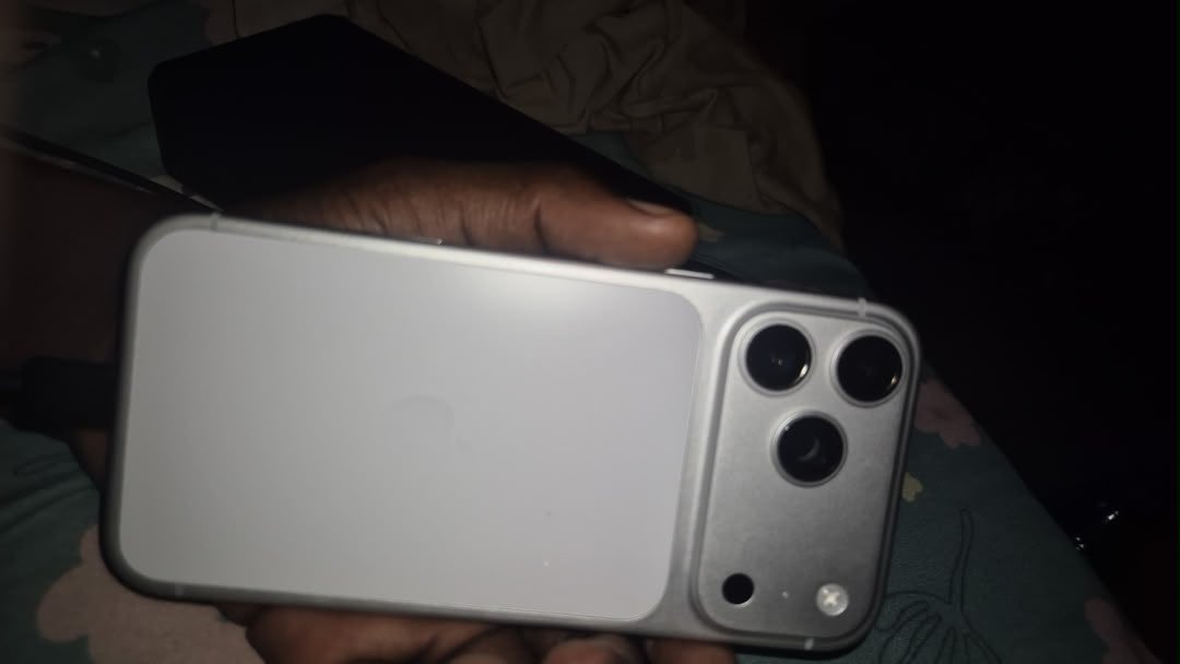 khalifapc8's tweet photo. I just bought myself a brand new iPhone 17 Pro Max with my first x revenue today 😭
Thank you Elon  you made this happen 🙏🏾 https://t.co/VxNcWAl8Du