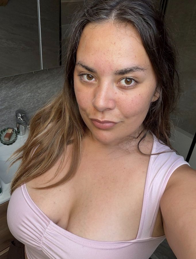elenamujerer's tweet photo. Je teste une nouvelle tenu mais on me dis que je suis trop grosse à chaque fois…..💔💔 T’en penses quoi … ? https://t.co/ZvOvcmrIoq