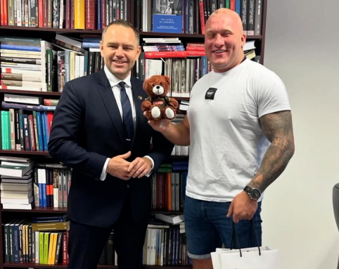 Chodoroxi's tweet photo. @LuckyLoser1950 Na szczęście nasz Pan Prezydęt Nawrocki to facet z klasą.  On nie ma nic wspólnego z bandziorami. 
    
Pan Prezydęt w wolnych chwilach spotyka się z miłośnikami literatury współczesnej. https://t.co/AAWVS52kdK