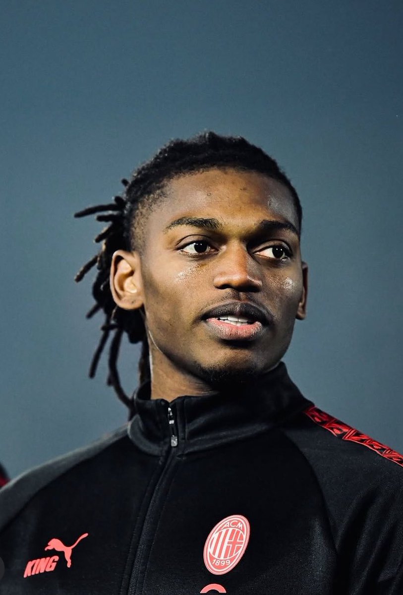 DTransferencias's tweet photo. 🚨🚨 Fenerbahçe avança por Rafael Leão. Os detalhes da oferta, segundo @OAccomando91:

➡️ 𝗘𝗠𝗣𝗥É𝗦𝗧𝗜𝗠𝗢 válido até ao final da época.
💸 𝟱 𝗠𝗜𝗟𝗛Õ𝗘𝗦 𝗗𝗘 𝗘𝗨𝗥𝗢𝗦 de taxa de empréstimo.
🔒 𝟯𝟱 𝗠𝗜𝗟𝗛Õ𝗘𝗦 𝗗𝗘 𝗘𝗨𝗥𝗢𝗦 + 𝟮 𝗠𝗜𝗟𝗛Õ𝗘𝗦 𝗲𝗺 𝘃𝗮𝗿𝗶á𝘃𝗲𝗶𝘀 de cláusula de 𝗢𝗕𝗥𝗜𝗚𝗔ÇÃ𝗢 de compra.

Para o internacional português:
✍🏻 Contrato válido até 𝗝𝗨𝗡𝗛𝗢 𝗗𝗘 𝟮𝟬𝟯𝟬.
💰 𝟭𝟮 𝗠𝗜𝗟𝗛Õ𝗘𝗦 𝗗𝗘 𝗘𝗨𝗥𝗢𝗦 de salário anual.