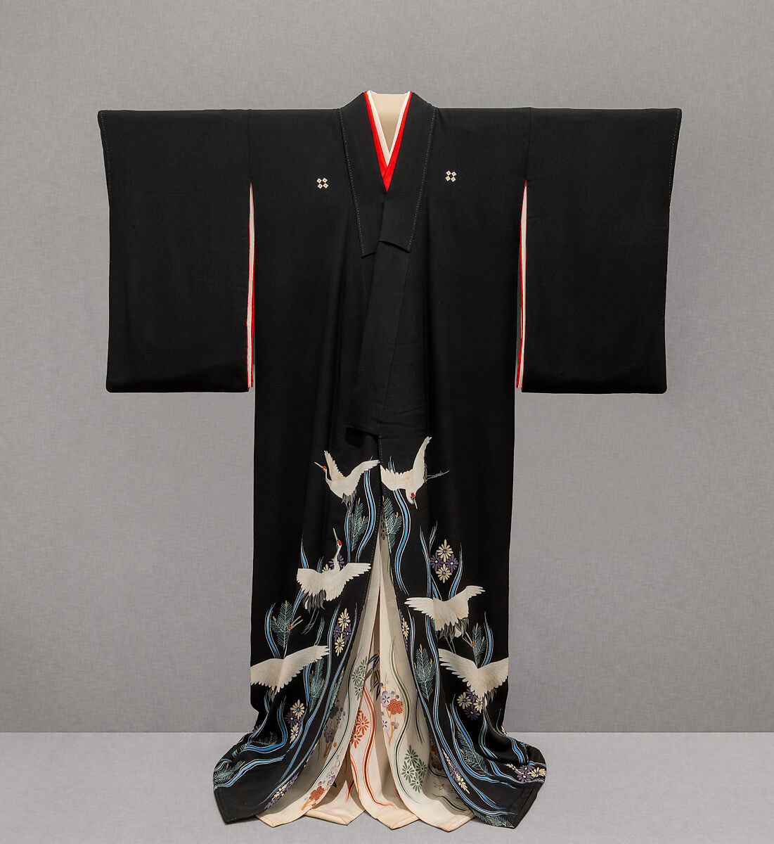 temps_archive's tweet photo. 大正時代の婚礼衣装。

黒一色に見えるのに、
裾だけに世界が広がっている。

そこへ

鶴が飛び、
立涌が立ち上り、
内側の白がちらりと見える。

派手さではなく、
歩いたときに美しさが現れる設計。

動きによって見え方が変わる美しさは、
日本の婚礼衣装ならではの魅力。 https://t.co/eulxyff3Mg