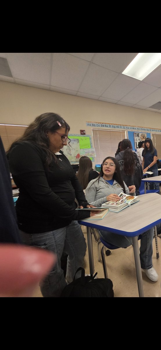 BrendaJ2006's tweet photo. @SanElizarioISD @GEMS_MIDDLE #SanEliNation #Gemsstrong @CoronaAlex_GEMS
Rockstar RLA teacher Ms. Kimmel routines consist of students choosing their own book, independent reading, and book talk with others for the bellringer. Excellent! https://t.co/plkn8J0LX4