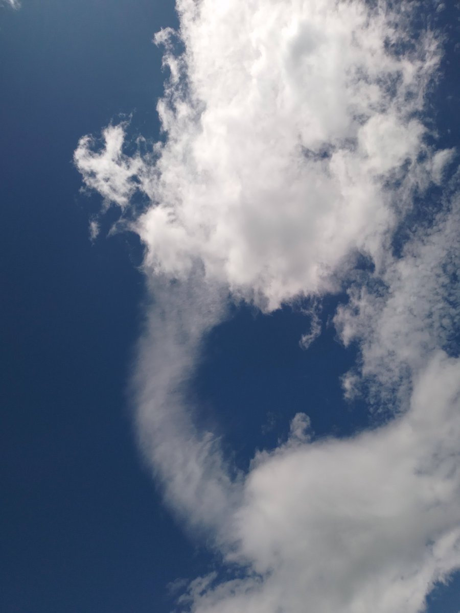 ReiBarroeta's tweet photo. Miren esta formación de nubes que fotografié a mediodía https://t.co/jG7PAAgpnH