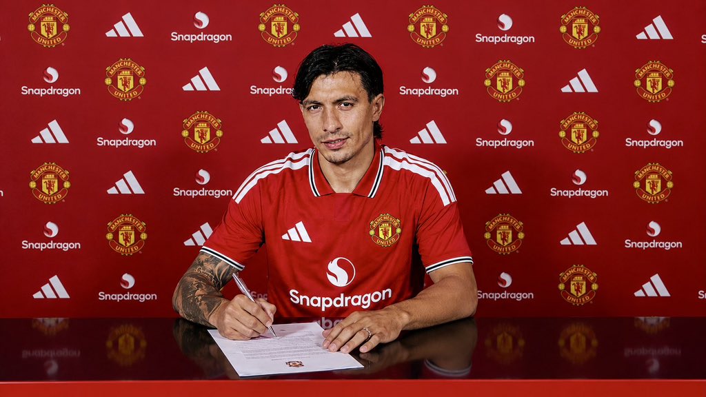 lovezirkjosh's tweet photo. 🚨(🔴)𝐁𝐑𝐄𝐀𝐊𝐈𝐍𝐆: Manchester United are on the verge of reaching an agreement with Lisandro Martinez on a 3 years contract extension. 190K a week has been agreed by Martinez. 

[@David_Orstein] https://t.co/J3DhLtAzOP