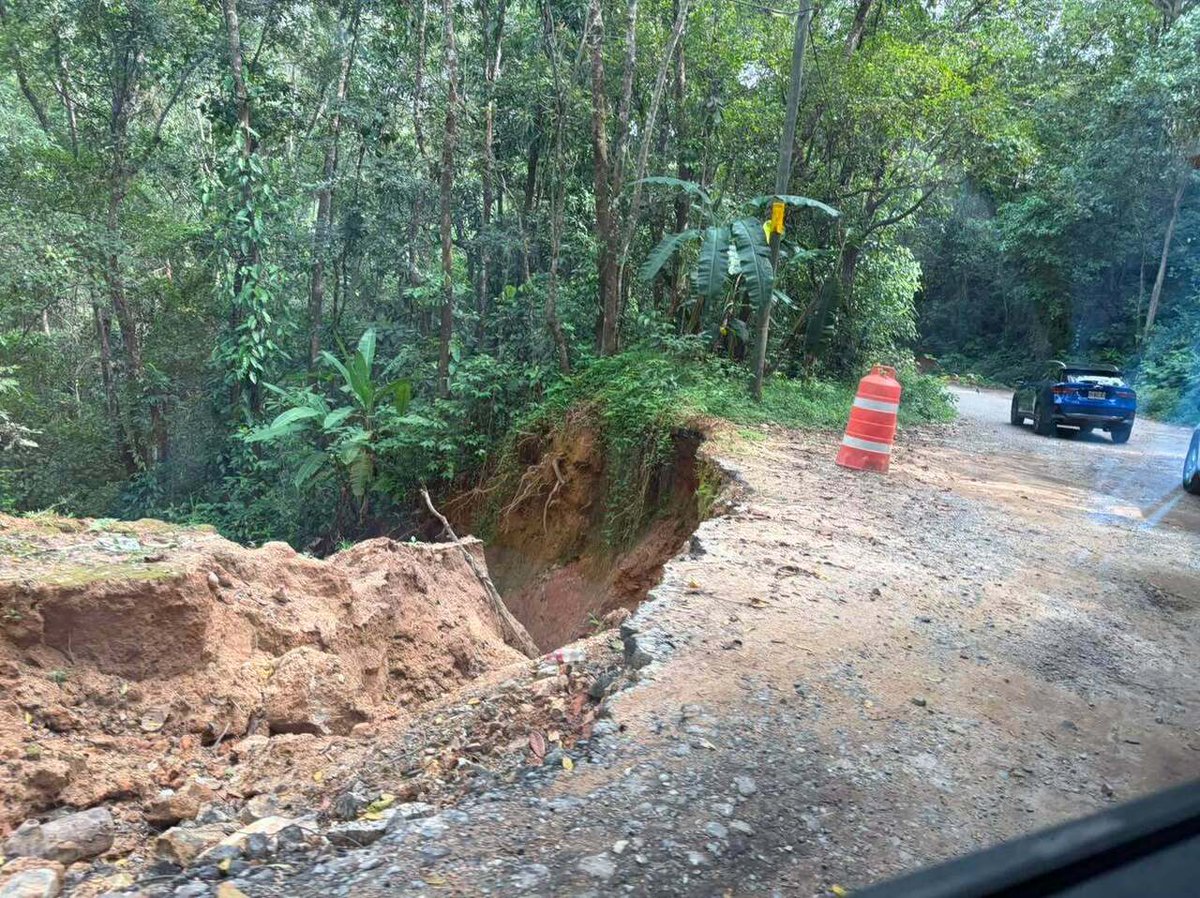 vonoticiasmx's tweet photo. La carretera que une Atoyac de Álvarez con la sierra cafetalera (El Rincón de las Parotas, San Andrés, Río Santiago y El Paraíso) está en abandono. Productores y vecinos exigen mantenimiento inmediato para salvar cosechas y la seguridad de conductores. #AtoyacDeÁlvarez #Guerrer… https://t.co/fCWUeUrAyK