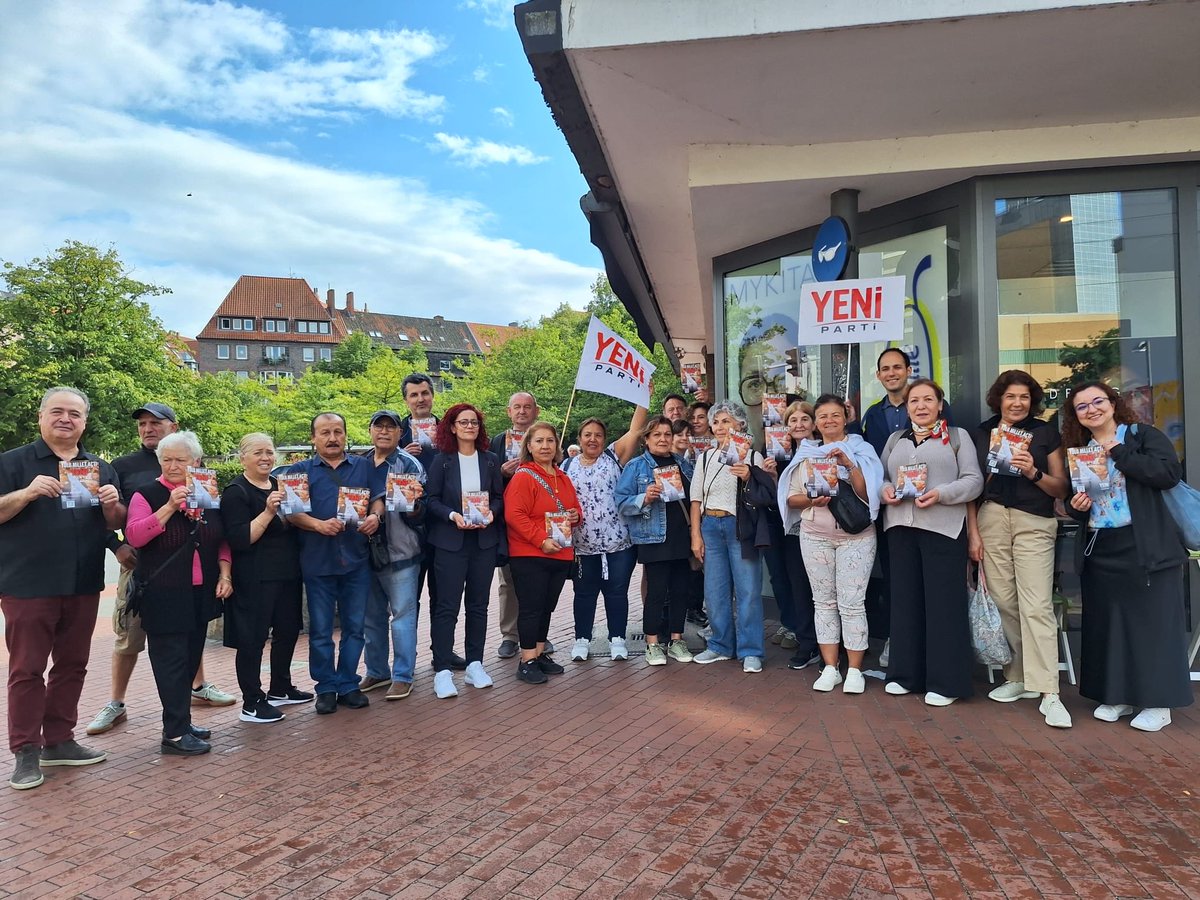 YeniHannover's tweet photo. YENİ Parti Hannover olarak Limmerstraße’de esnafımızla bir araya geldik. 
Partimizi, hedeflerimizi ve YENİ siyaset anlayışımızı paylaştık. 

Bizleri samimiyetle karşılayan tüm esnafımıza ve vatandaşlarımıza teşekkür ediyoruz. 

Birlikte daha güçlü bir gelecek için çalışıyoruz. https://t.co/NZAnDgCtQl