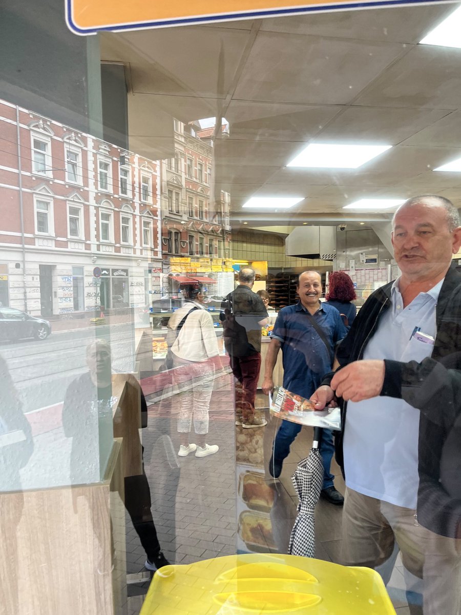YeniHannover's tweet photo. YENİ Parti Hannover olarak Limmerstraße’de esnafımızla bir araya geldik. 
Partimizi, hedeflerimizi ve YENİ siyaset anlayışımızı paylaştık. 

Bizleri samimiyetle karşılayan tüm esnafımıza ve vatandaşlarımıza teşekkür ediyoruz. 

Birlikte daha güçlü bir gelecek için çalışıyoruz. https://t.co/NZAnDgCtQl