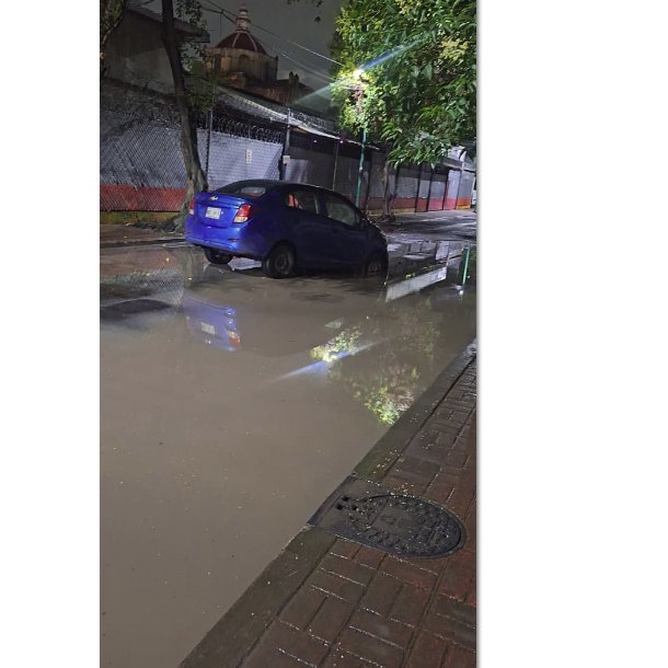EdithLamar55699's tweet photo. @SecretariaAgua_ @GobCDMX @AtencionCdmx @AlcaldiaCuauhtemoc @ObrasCDMX reporte de un socavón es un riesgo activo para peatones.Ubicación: Callejón de San Antonio Abad entre Cda de Fray Servando y Xocongo Colonia: Tránsito  Alcaldía: Cuauhtémoc https://t.co/ljr2jLIwBx