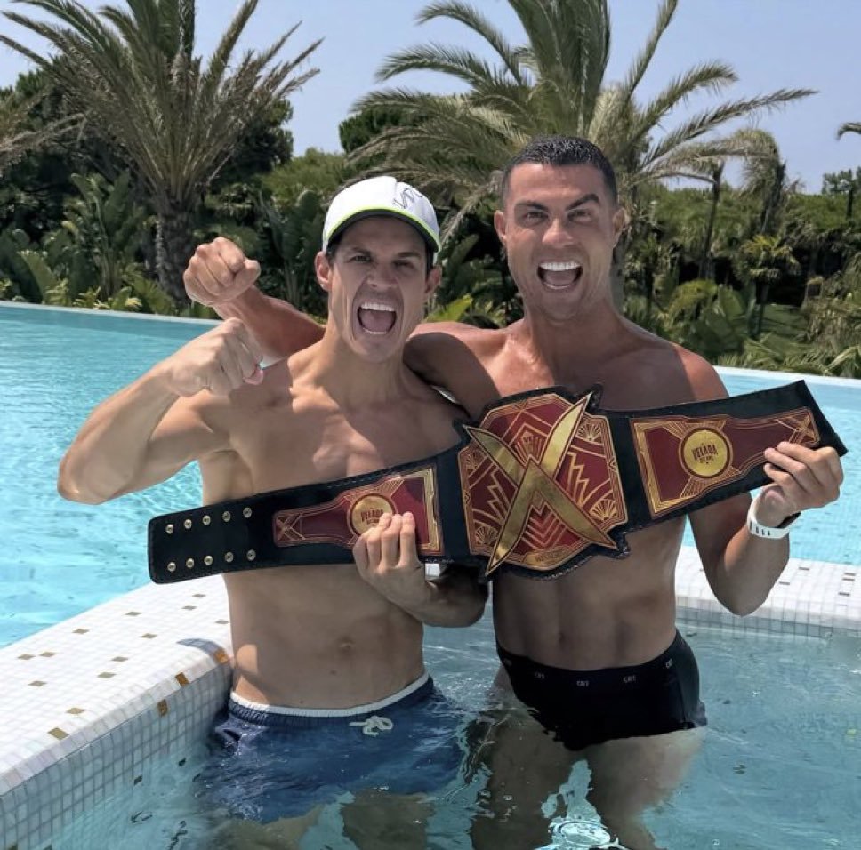 mdzol's tweet photo. Cristiano Ronaldo recibió a su amigo español Edu Aguirre luego de que derrotara a Gastón Edul en "La Velada del Año 6". https://t.co/sfXkLNtCVi