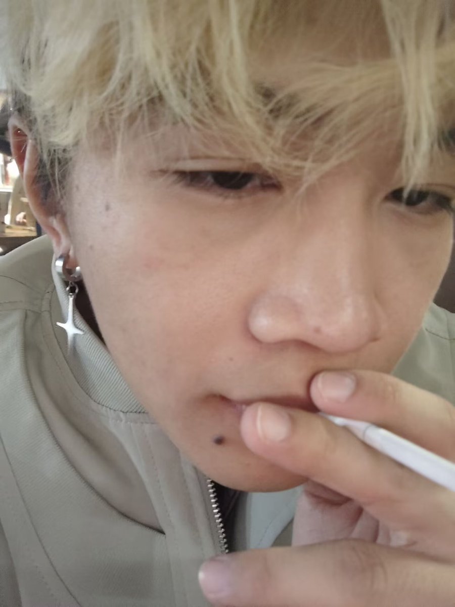 zuixiaodehai0's tweet photo. 这张照片是24年最后一天拍的，当时我已经喝醉了和朋友在路边抽烟，翻照片没想到已经过去这么久了，这个朋友也没有再联系了。 https://t.co/V9BXaNksv8