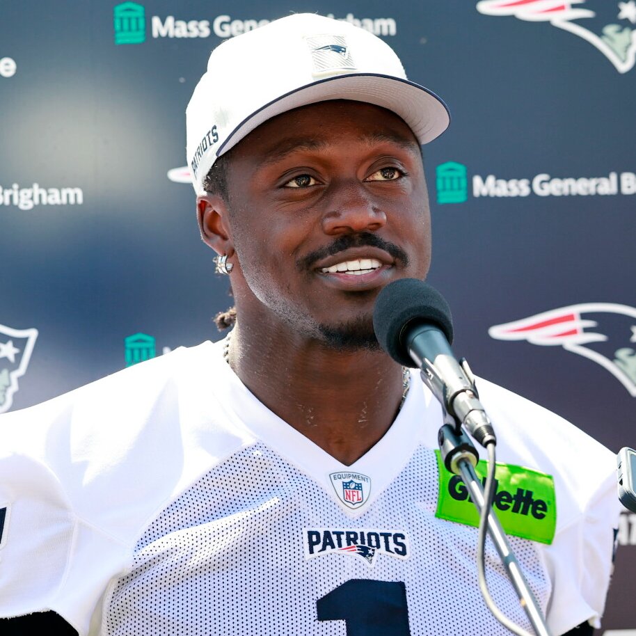 NFL_DovKleiman's tweet photo. Yikes: New Patriots wide receiver AJ Brown speaks on Drake Maye not passing him the ball at practice.

"They’re not really letting him throw the ball right now so I don’t like that"

😬😬😬 https://t.co/cz9uM53Ijw