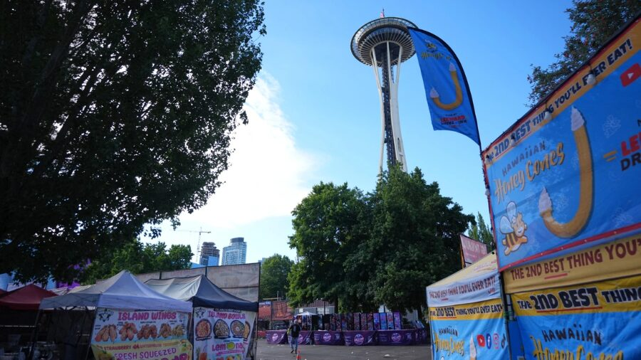 Mynorthwest's tweet photo. BREAKING: At least three gunmen were involved in a mass shooting at the Bite of Seattle on Sunday that left three dead and at least four people hurt, including a two-year-old boy.

More here: https://t.co/wpCRdyDtI2 https://t.co/F5rk8W6t45