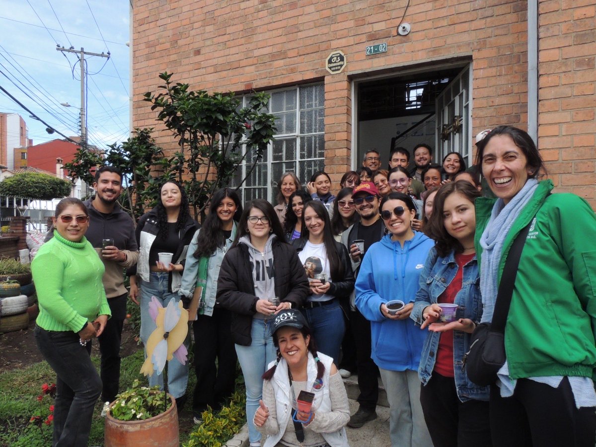 Cucaracherobog's tweet photo. 🌿1ª jornada del proceso ‘Acciones voluntarias por Bogotá’🌸

Creamos una huerta comunitaria y promovemos la agricultura urbana junto a @fundacionpulso, @Ambientebogota y @JBotanicoBogota.💚

🌱¡Gracias por aportar al cuidado de la naturaleza a través del voluntariado ambiental! https://t.co/MipgRaizcz