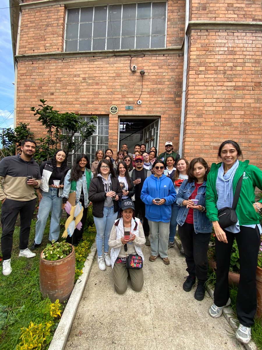 Cucaracherobog's tweet photo. 🌿1ª jornada del proceso ‘Acciones voluntarias por Bogotá’🌸

Creamos una huerta comunitaria y promovemos la agricultura urbana junto a @fundacionpulso, @Ambientebogota y @JBotanicoBogota.💚

🌱¡Gracias por aportar al cuidado de la naturaleza a través del voluntariado ambiental! https://t.co/MipgRaizcz