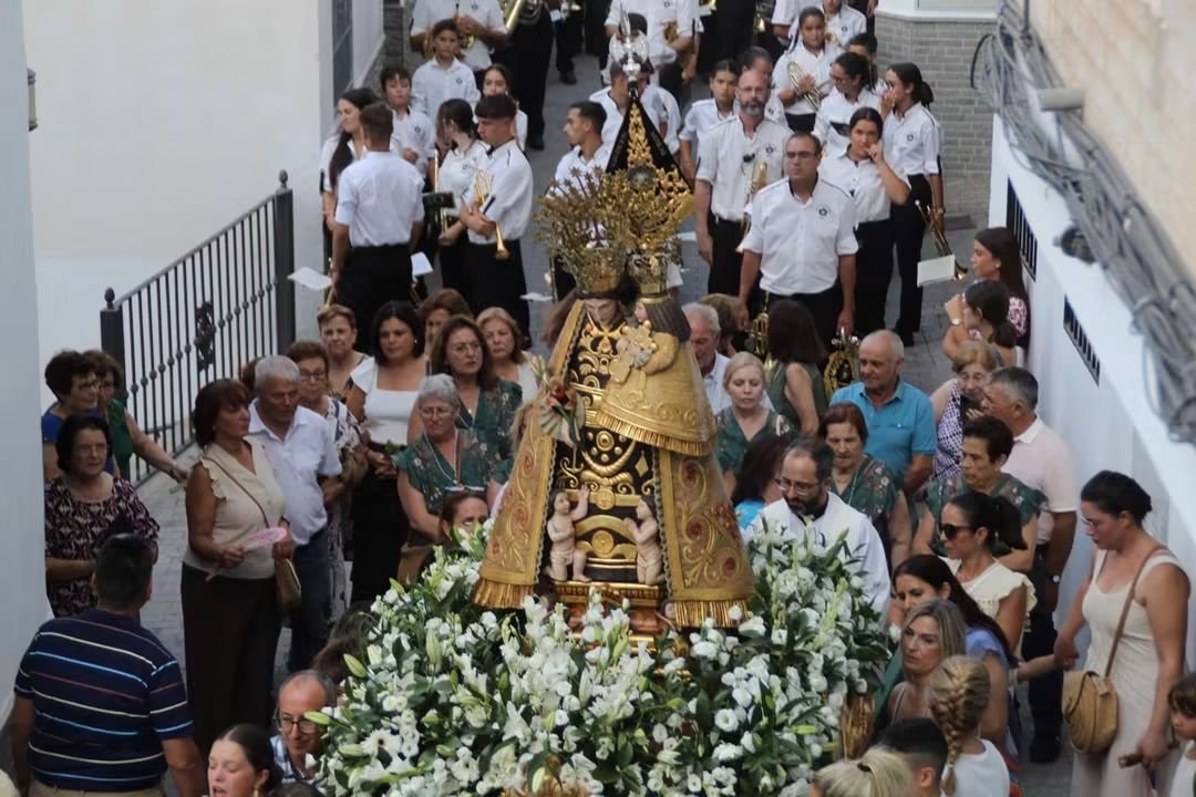 amlaslagunas's tweet photo. 📸 El encanto del pueblo blanco de #Almáchar fue testigo, ayer, de la salida de su patrona, la Virgen del Amparo, que por primera vez estuvo acompañada de nuestra agrupación musical.

Fotos: Ayto. Almáchar

#AMLasLagunas https://t.co/4iCMFLsed6