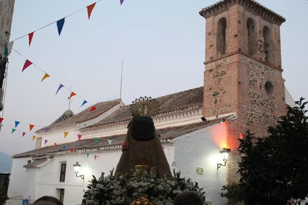 amlaslagunas's tweet photo. 📸 El encanto del pueblo blanco de #Almáchar fue testigo, ayer, de la salida de su patrona, la Virgen del Amparo, que por primera vez estuvo acompañada de nuestra agrupación musical.

Fotos: Ayto. Almáchar

#AMLasLagunas https://t.co/4iCMFLsed6