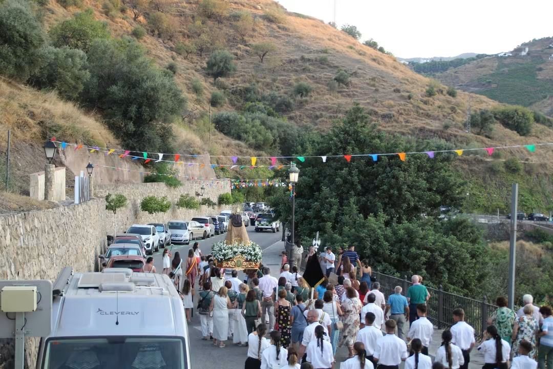 amlaslagunas's tweet photo. 📸 El encanto del pueblo blanco de #Almáchar fue testigo, ayer, de la salida de su patrona, la Virgen del Amparo, que por primera vez estuvo acompañada de nuestra agrupación musical.

Fotos: Ayto. Almáchar

#AMLasLagunas https://t.co/4iCMFLsed6